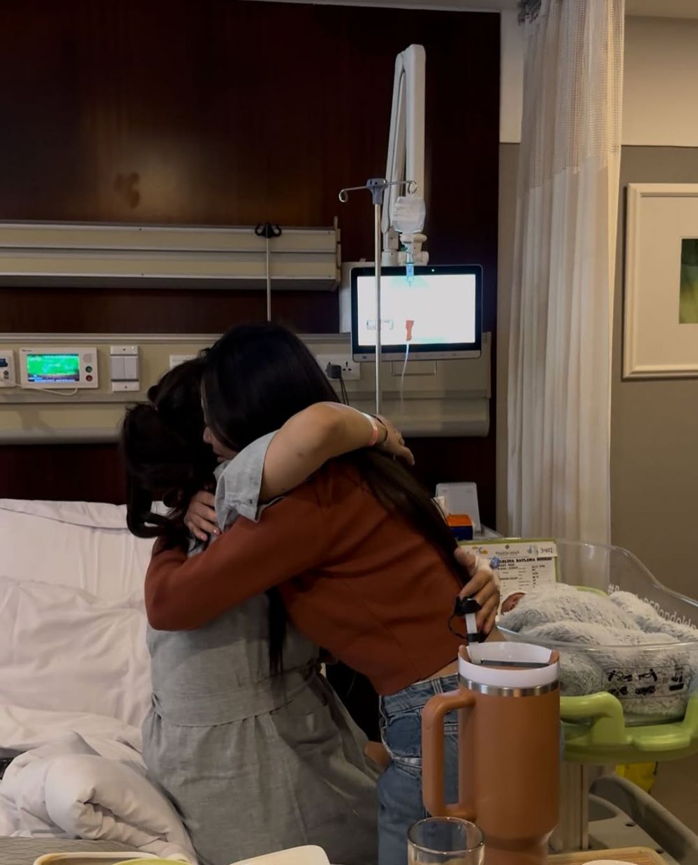 9 Potret Fuji dan Rachel Vennya kunjungi Erika Carlina usai melahirkan, rambut baby Andrew buat salfok