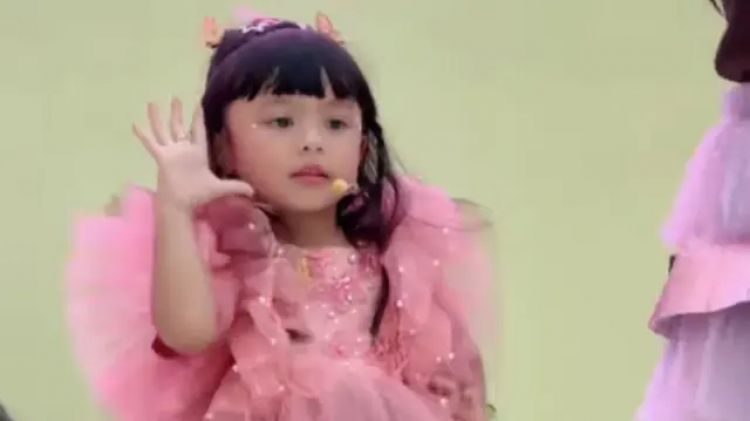 8 Potret Ameena tampil pede nyanyi di panggung dengan gaun pink, bikin gemes bak diva cilik