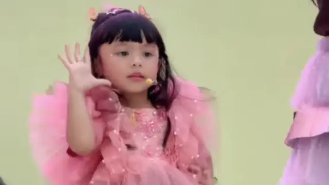 8 Potret Ameena tampil pede nyanyi di panggung dengan gaun pink, bikin gemes bak diva cilik
