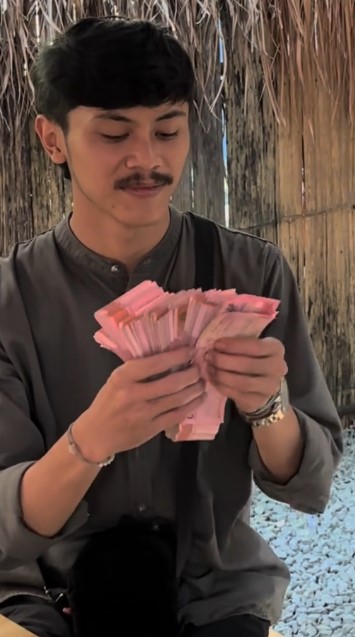 Berkah viral, anak yatim piatu yang mau digaji berapa aja demi hidup kini jadi model, ini 9 potretnya