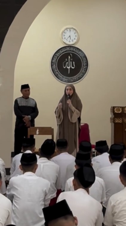 Makin mantap hijrah, 7 potret Celine Evangelista berbagi kisah spiritualnya di depan para santri