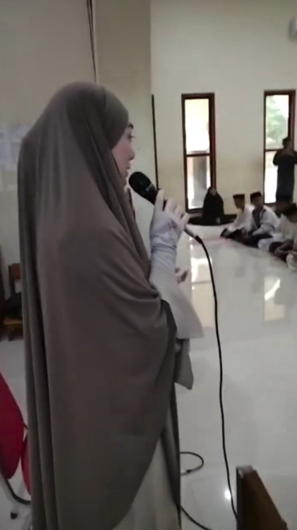 Makin mantap hijrah, 7 potret Celine Evangelista berbagi kisah spiritualnya di depan para santri