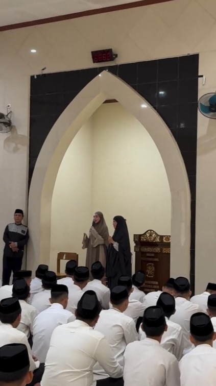 Makin mantap hijrah, 7 potret Celine Evangelista berbagi kisah spiritualnya di depan para santri