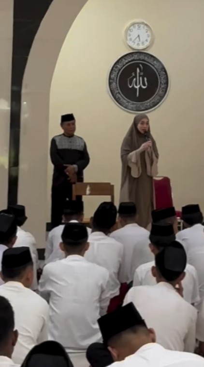 Makin mantap hijrah, 7 potret Celine Evangelista berbagi kisah spiritualnya di depan para santri