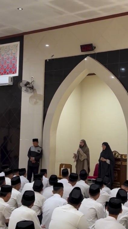 Makin mantap hijrah, 7 potret Celine Evangelista berbagi kisah spiritualnya di depan para santri