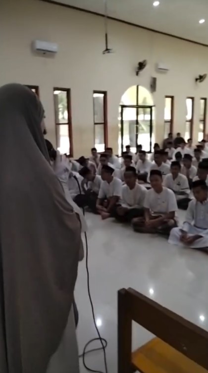 Makin mantap hijrah, 7 potret Celine Evangelista berbagi kisah spiritualnya di depan para santri