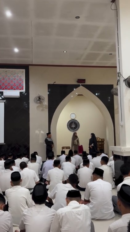 Makin mantap hijrah, 7 potret Celine Evangelista berbagi kisah spiritualnya di depan para santri