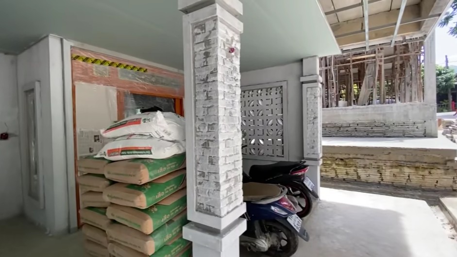Tak cuma beli kebun karet 1 hektar, Jirayut juga bangun rumah megah di kampung, ini 9 potretnya