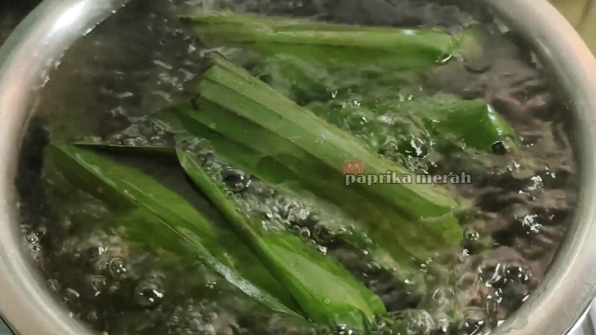 Nasi sisa jangan dibuang! Ini trik sulap jadi lontong kenyal cuma 12 menit rebus