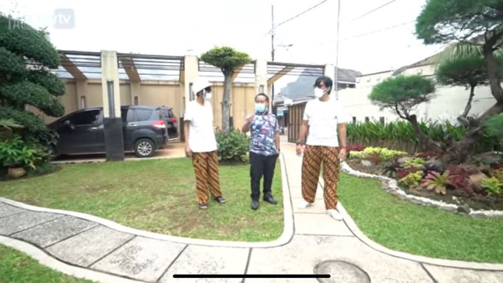 Sarjana ekonomi sukses jadi pelawak, 15 potret rumah mewahnya ini ada kebun seluas lapangan bola