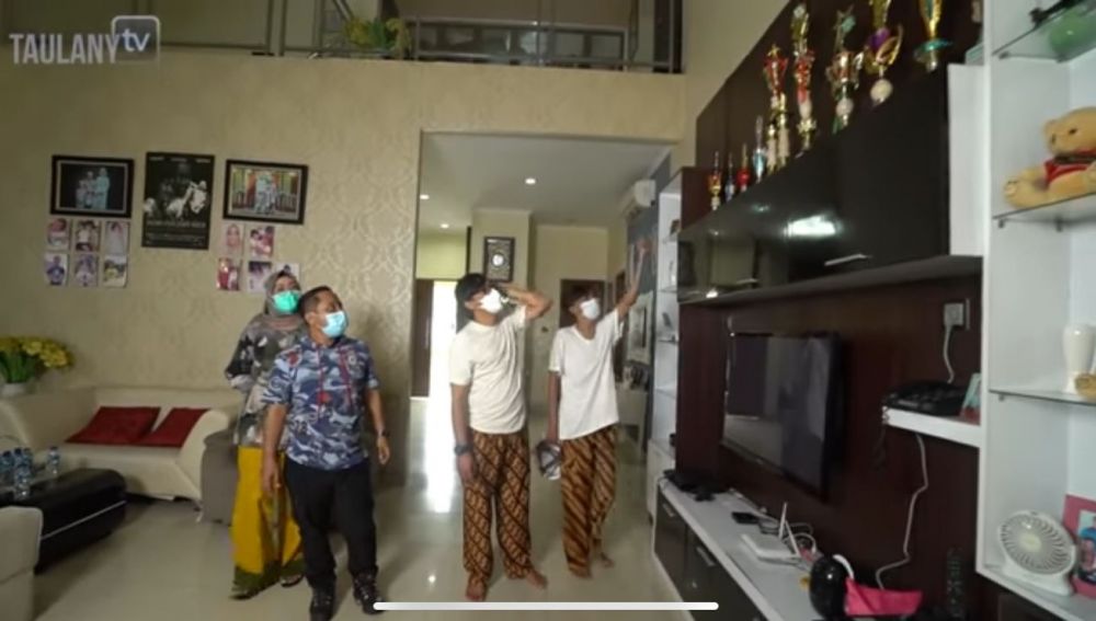 Sarjana ekonomi sukses jadi pelawak, 15 potret rumah mewahnya ini ada kebun seluas lapangan bola