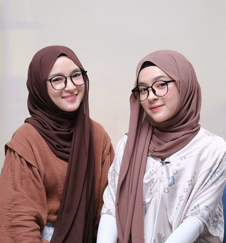 Dari TikToker kini wara-wiri host TV, 11 potret transformasi Eca Aura ternyata anak pengusaha tajir