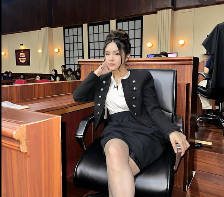 Dari TikToker kini wara-wiri host TV, 11 potret transformasi Eca Aura ternyata anak pengusaha tajir