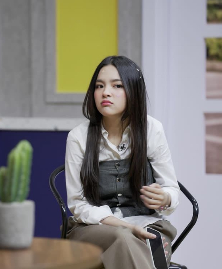 Dari TikToker kini wara-wiri host TV, 11 potret transformasi Eca Aura ternyata anak pengusaha tajir