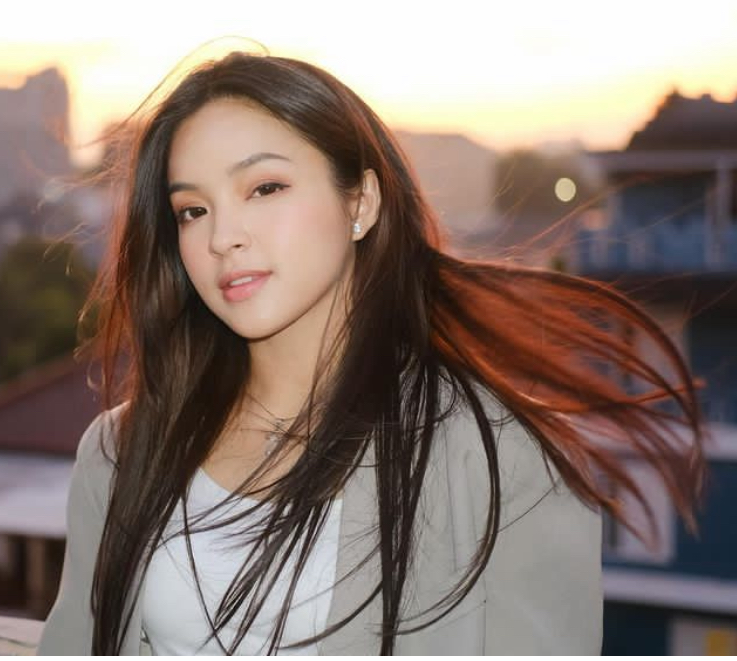 Dari TikToker kini wara-wiri host TV, 11 potret transformasi Eca Aura ternyata anak pengusaha tajir