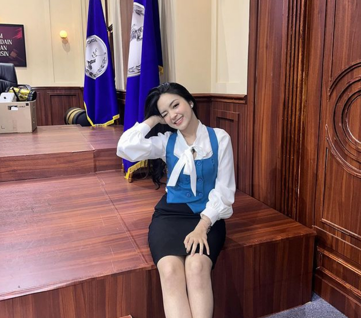 Dari TikToker kini wara-wiri host TV, 11 potret transformasi Eca Aura ternyata anak pengusaha tajir