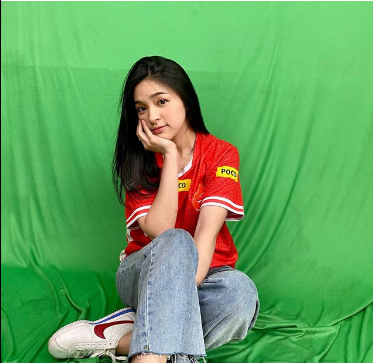 Dari TikToker kini wara-wiri host TV, 11 potret transformasi Eca Aura ternyata anak pengusaha tajir