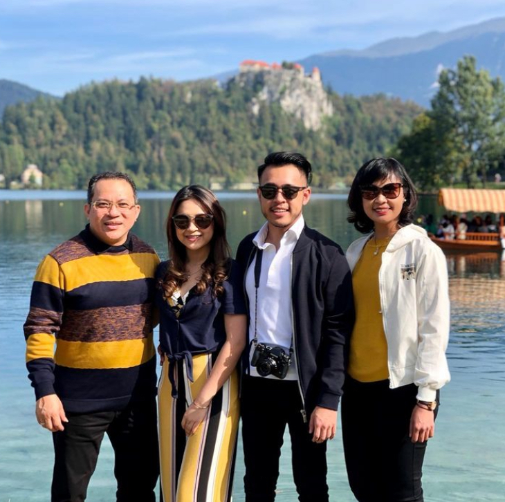 Dari TikToker kini wara-wiri host TV, 11 potret transformasi Eca Aura ternyata anak pengusaha tajir