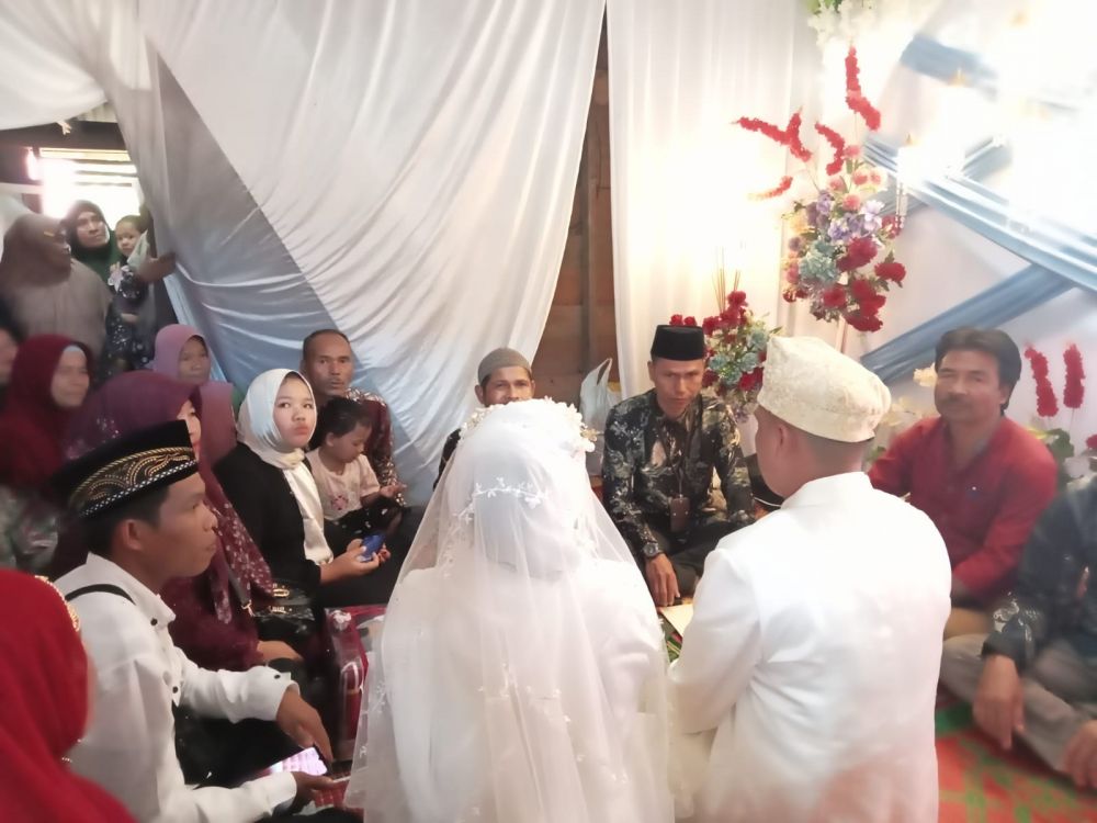 Tempuh perjalanan 27 KM, viral penghulu KUA di Sumbar nekat berenang di sungai demi layani akad nikah