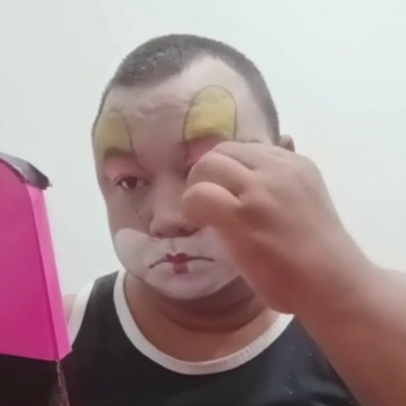 Kisah Bripka Fardiansyah tak malu cari duit tambahan dengan jadi badut, berjuang cari rezeki berkah