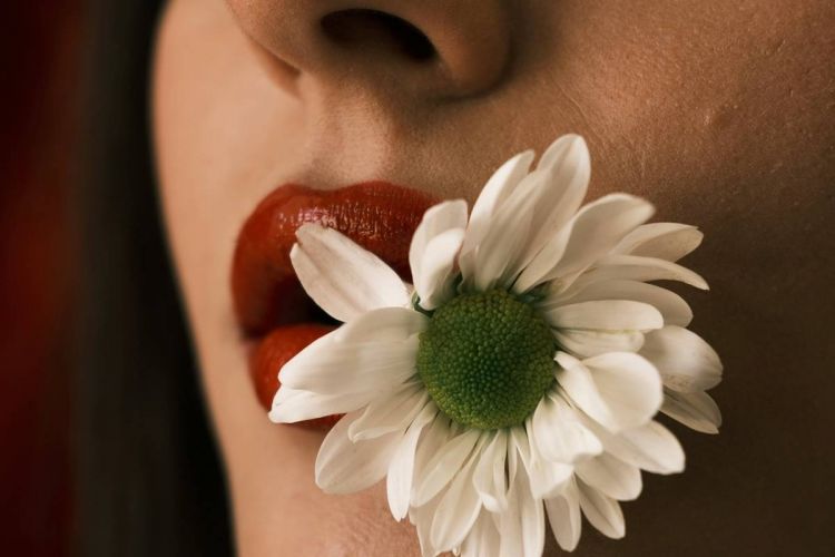 Tak banyak yang tahu 1 jenis bunga ini bisa bikin bibir lembab, sehat, dan jadi pink tanpa lip balm