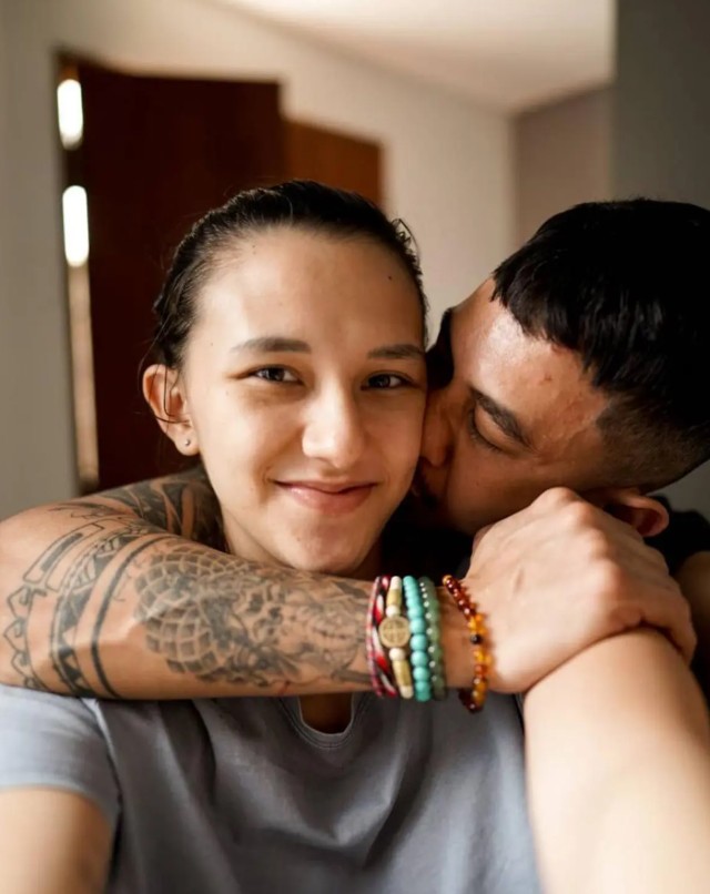 Dahlia Poland korbankan karier demi nikah muda di usia 18, ini 5 kisah cintanya dengan Fandy Christian