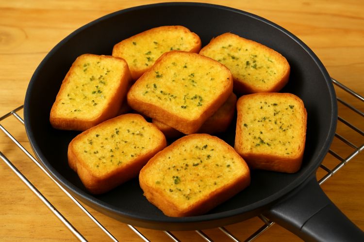 Roti tawar hampir kedaluwarsa? Sulap jadi bagelen bawang putih renyah cuma modal teflon