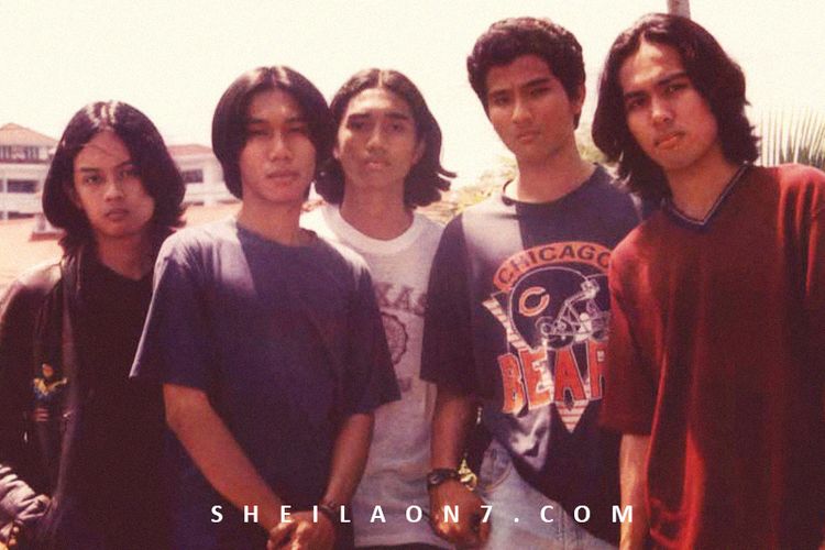 Gantengnya awet tuai pujian bak pakai formalin, 11 potret masa muda Duta Sheila On 7 ini manglingi