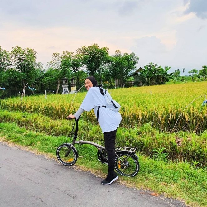  Pemeran ibu guru di Petualangan Sherina ini kini jadi motivator kesehatan, ini 11 potret terbarunya