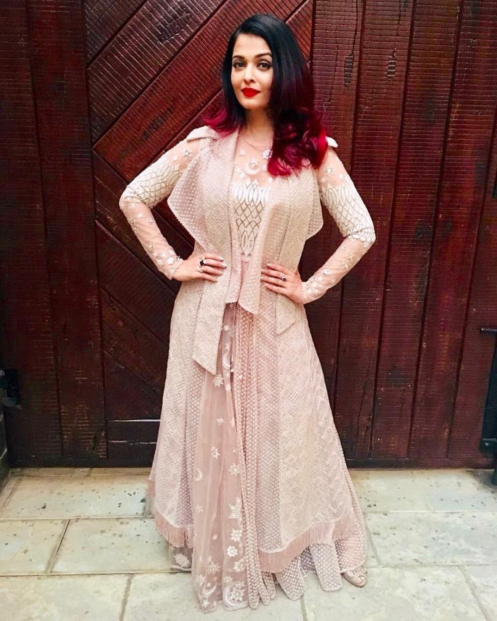 Gadis kecil di foto ini besarnya jadi artis termahal India, intip 11 potret terbarunya yang glow up