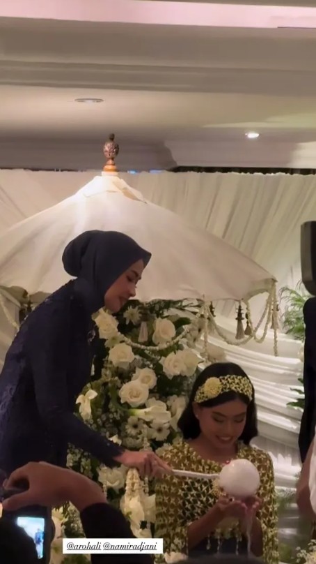 Alya Rohali segera mantu, 9 potret siraman Namira Adjani jelang nikah, mengharukan digendong 2 bapak