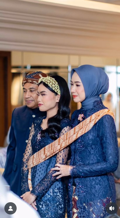 Alya Rohali segera mantu, 9 potret siraman Namira Adjani jelang nikah, mengharukan digendong 2 bapak