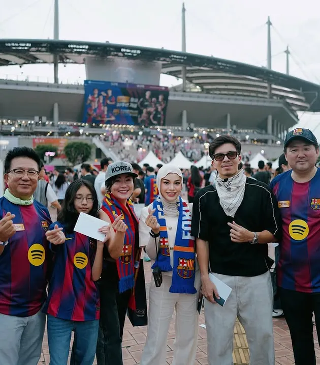 Mantan penjaga konter ini sukses bangun rumah Rp25 M, 11 potret rooftop huniannya unik ala rumah makan