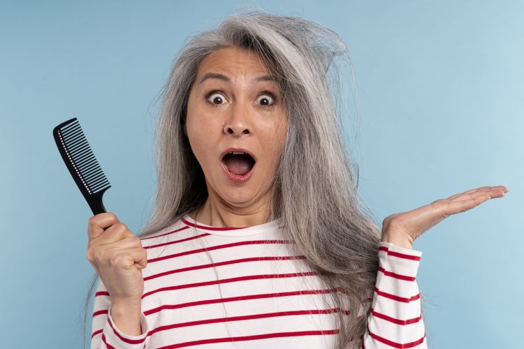 Cara alami menghitamkan uban rambut tanpa semir, cukup pakai air rebusan dari 1 jenis daun ini