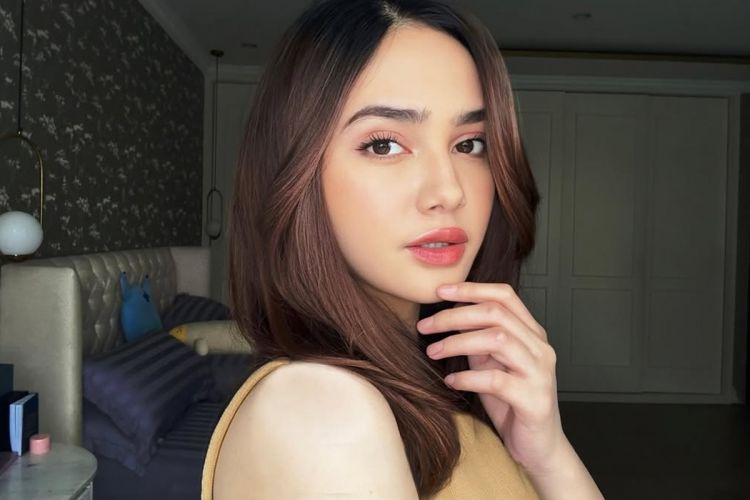 Bukan di seluruh wajah, ini cara Syifa Hadju pakai bedak tabur agar makeup lebih flawless nggak dempul