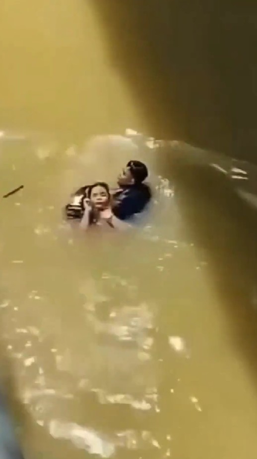 Viral petugas damkar lompat dari jembatan demi selamatkan wanita, aksi heroiknya diacungi jempol