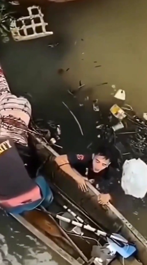 Viral petugas damkar lompat dari jembatan demi selamatkan wanita, aksi heroiknya diacungi jempol