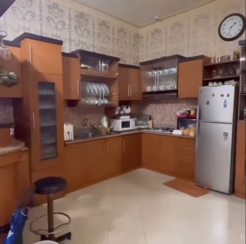 Masa kecilnya keras, makan sekali sehari, wanita ini sukses bagun rumah mewah, intip 11 potretnya