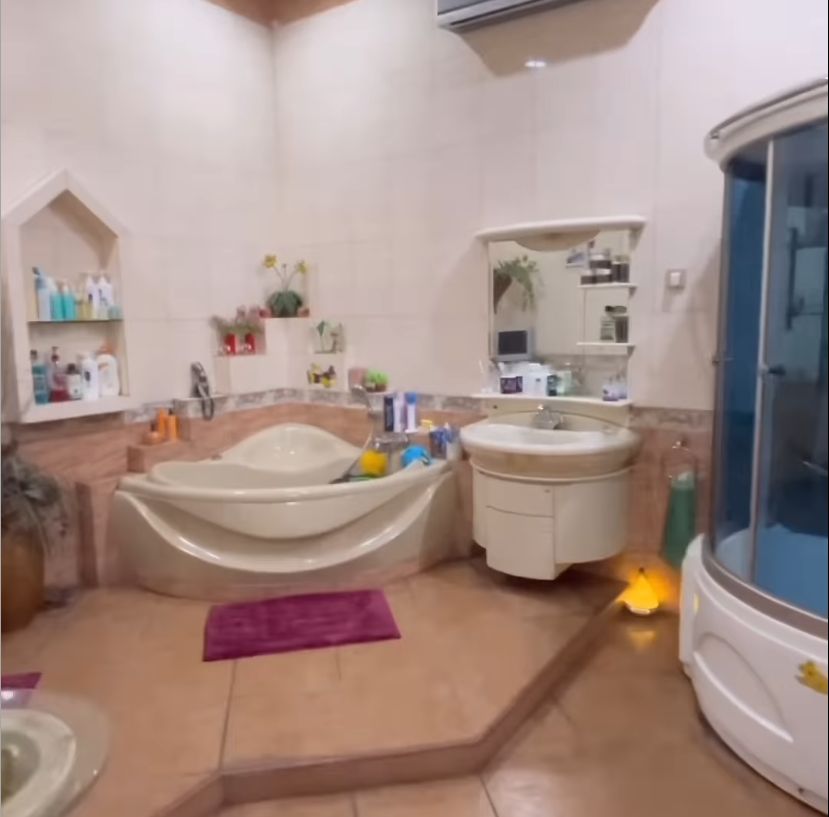 Masa kecilnya keras, makan sekali sehari, wanita ini sukses bagun rumah mewah, intip 11 potretnya