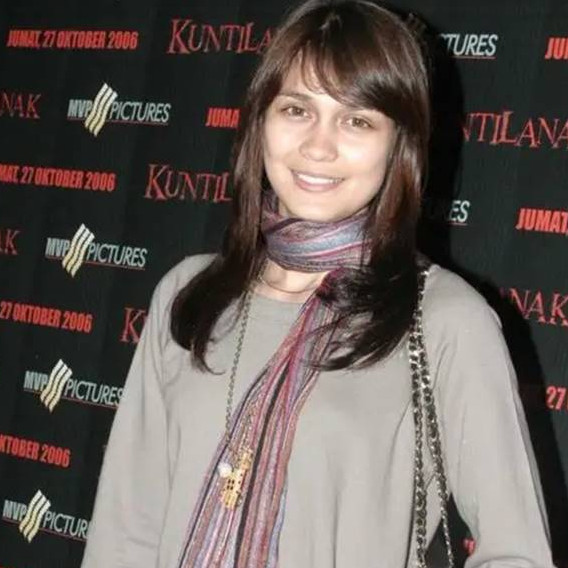 Dulu berteman dekat layaknya kakak adik, ini 11 beda gaya Syahrini dan Luna Maya di awal karier