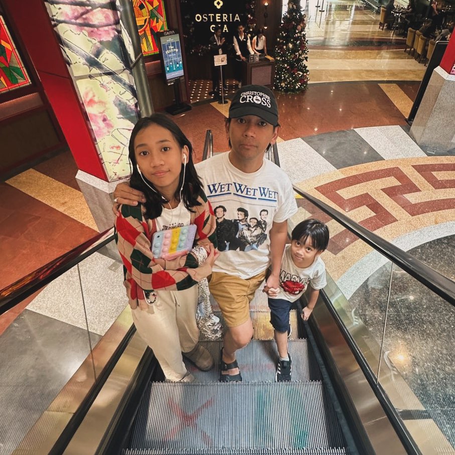 Pernah ditantang nyanyi saat jalan-jalan di mal, rupanya anak vokalis, 9 potretnya bersama sang ayah