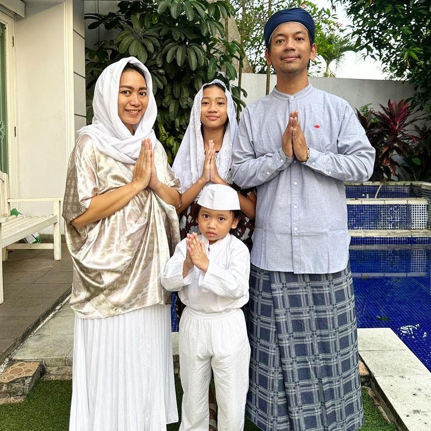 Pernah ditantang nyanyi saat jalan-jalan di mal, rupanya anak vokalis, 9 potretnya bersama sang ayah