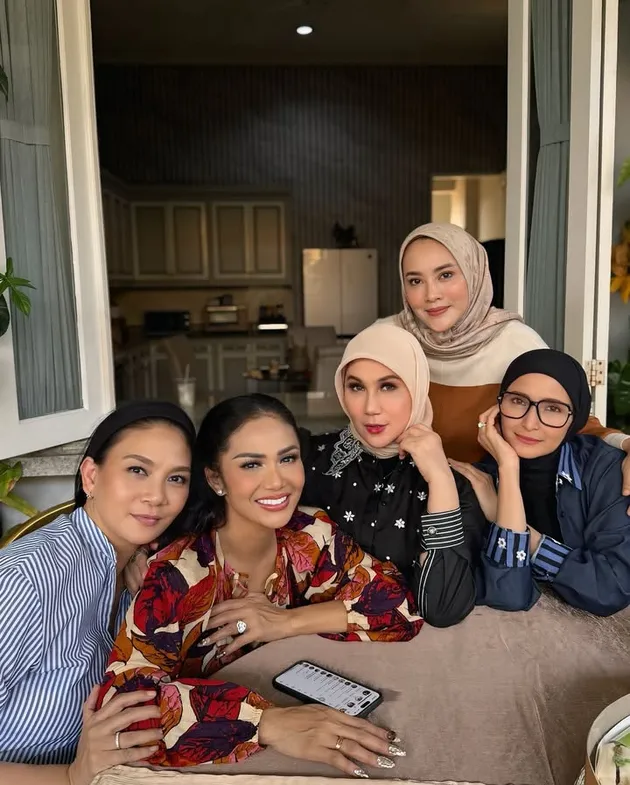 Pilih jadi calon dokter bedah tinimbang artis, 11 foto cantiknya Sasi putri Anjasmara dan Dian Nitami