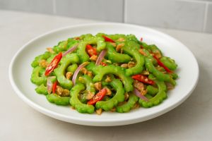 3 Resep andalan olah pare antigagal: Dari tumis ebi sampai lalapan, semua tak pahit dan masih hijau 