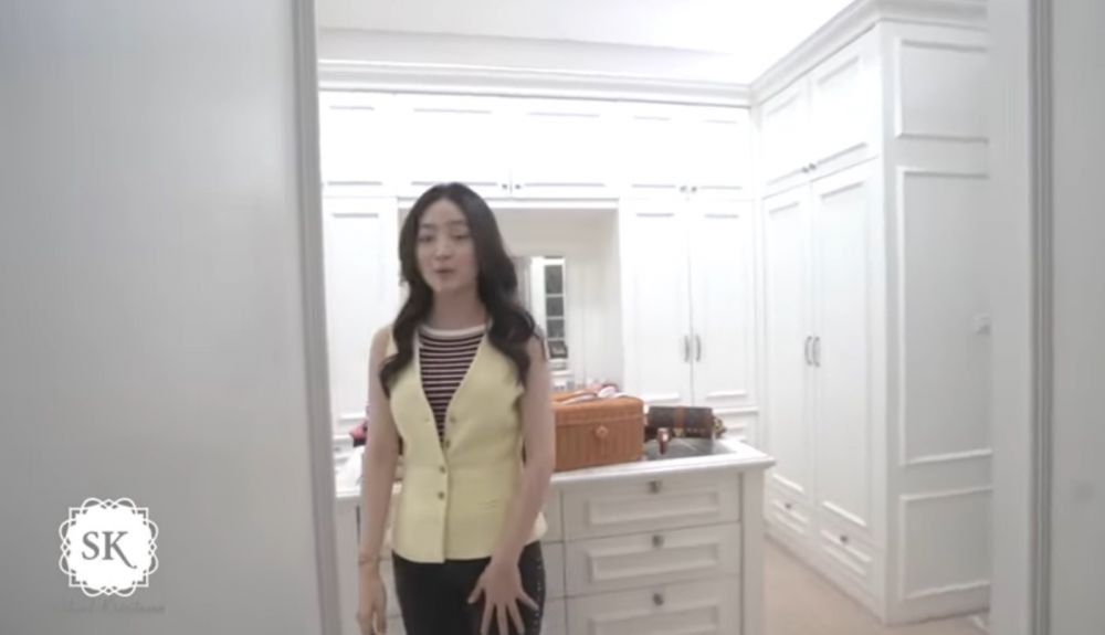 Dulu huni gubuk triplek, bocah imut ini pesinetron top punya rumah Rp3 M, 11 potret walk in closet-nya