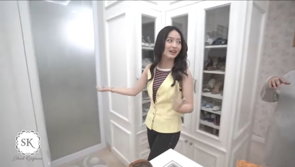 Dulu huni gubuk triplek, bocah imut ini pesinetron top punya rumah Rp3 M, 11 potret walk in closet-nya