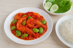 Resep udang balado pete yang merah merona, dijamin pedasnya nampol dan bikin boros nasi