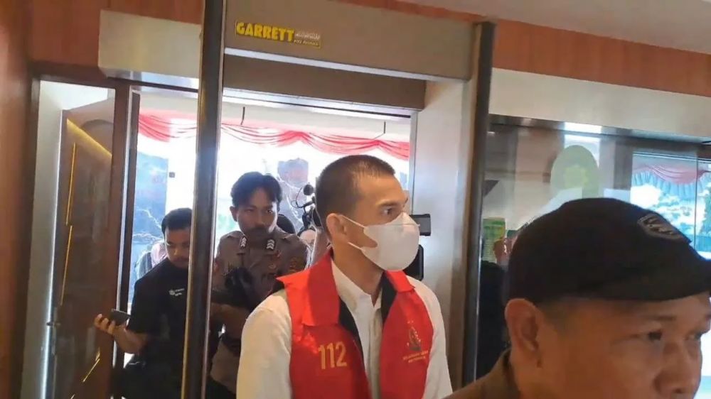 Jonathan Frizzy terancam 12 tahun penjara, 7 potretnya berambut cepak pakai rompi tahanan ini disorot