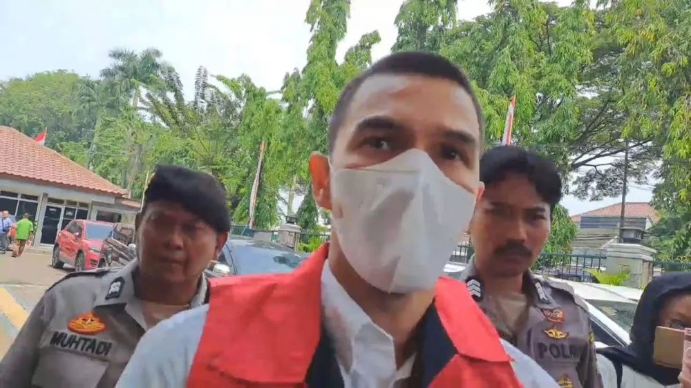 Jonathan Frizzy terancam 12 tahun penjara, 7 potretnya berambut cepak pakai rompi tahanan ini disorot