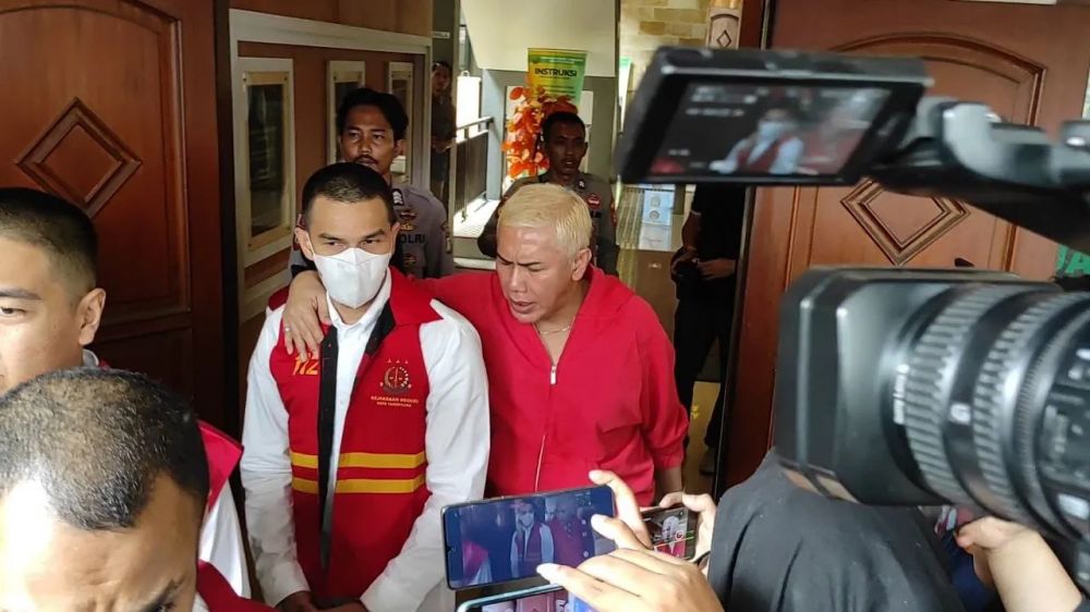 Jonathan Frizzy terancam 12 tahun penjara, 7 potretnya berambut cepak pakai rompi tahanan ini disorot